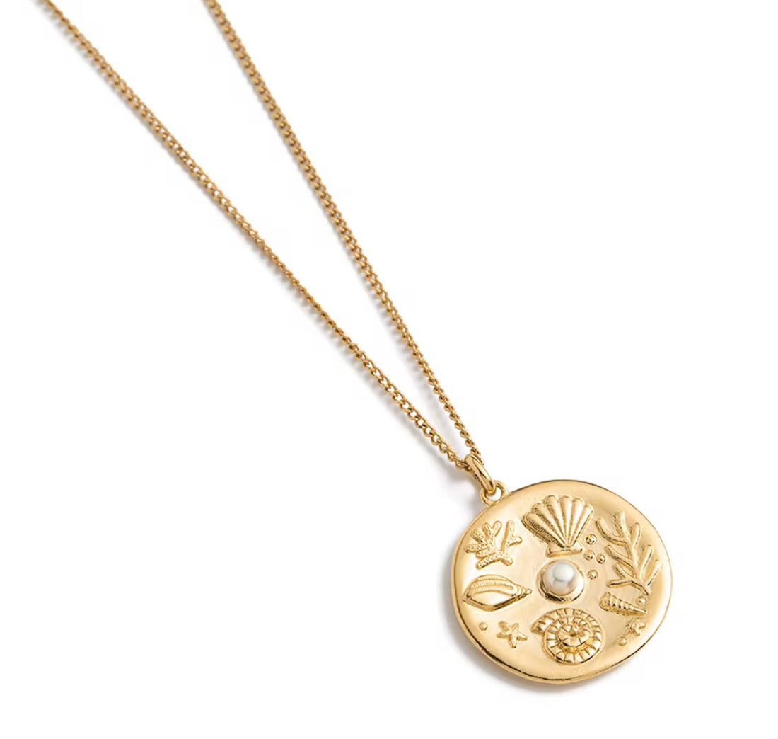 Solea — Collana Medaglione Dorato con Dettagli Marini