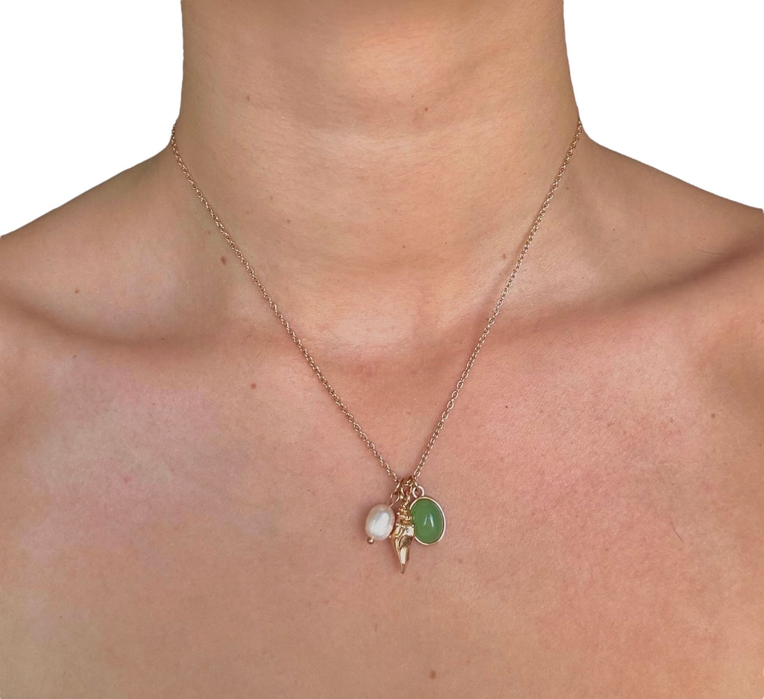 Nympha — Collana Charm con Conchiglia, Perla e Gemma Verde