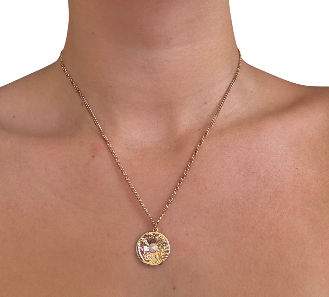 Solea — Collana Medaglione Dorato con Dettagli Marini