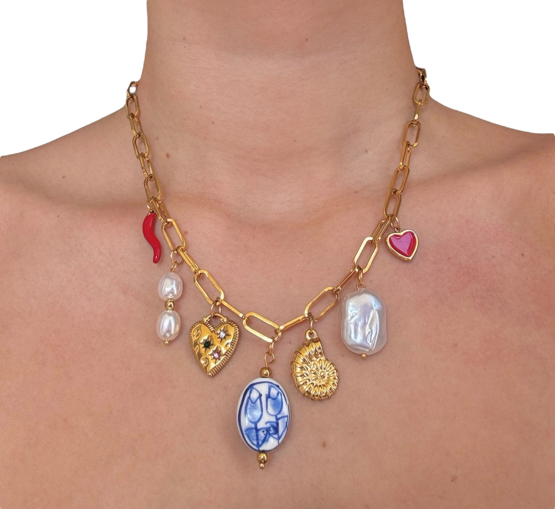 Coralia — Collana Bold con Charms Marini e Dettagli Smaltati