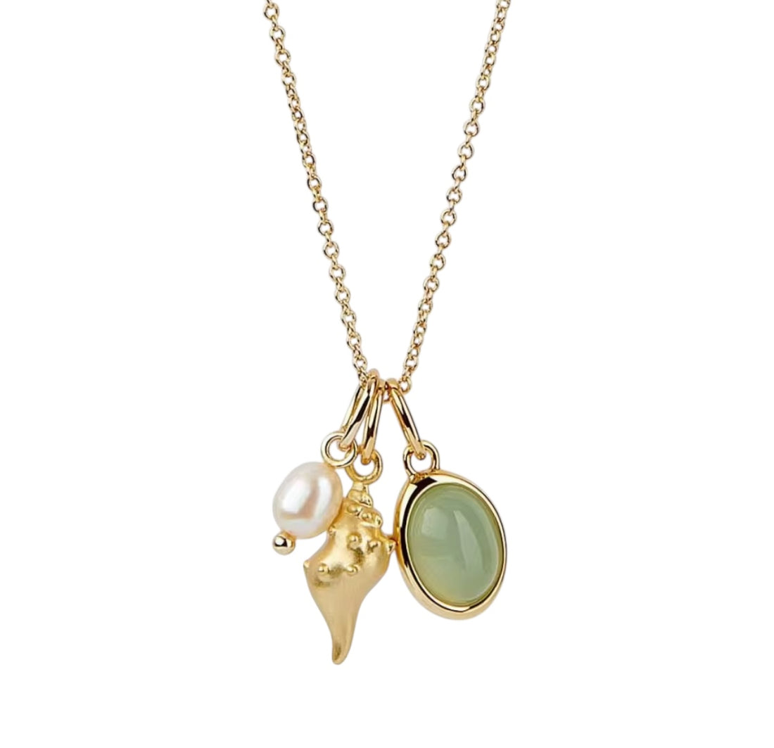 Nympha — Collana Charm con Conchiglia, Perla e Gemma Verde