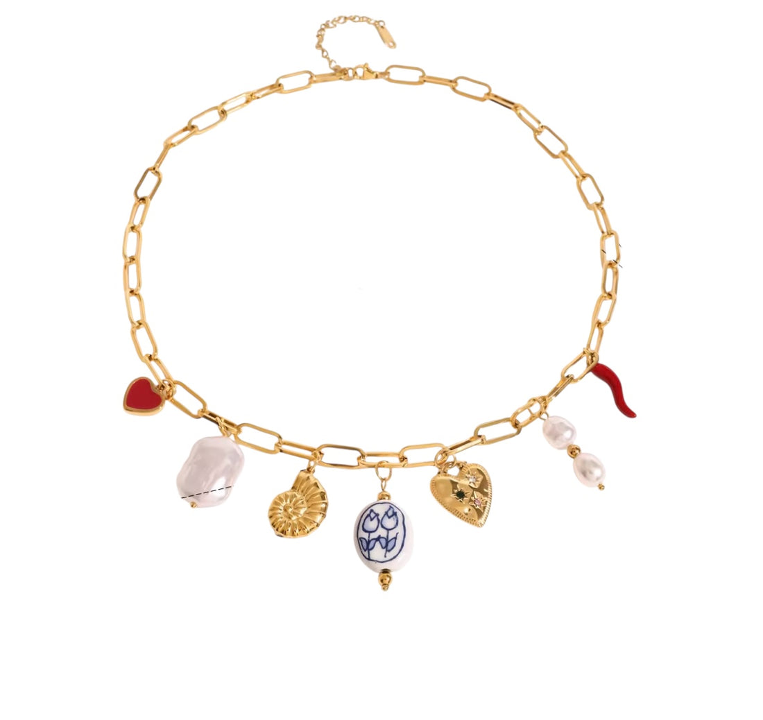 Coralia — Collana Bold con Charms Marini e Dettagli Smaltati